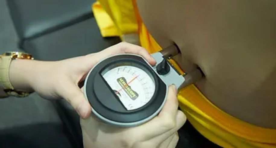 医师正在测量患者的活动范围